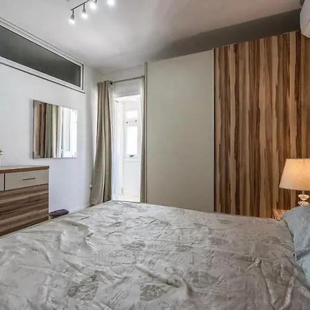 Modern Seafront! Apartment