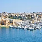 Modern Seafront! Apartment